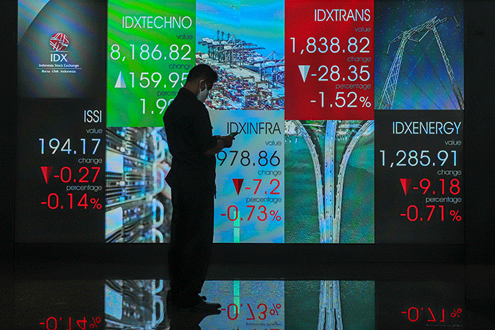Layar menampilkan pergerakan Indeks Harga Saham Gabungan (IHSG) di gedung Bursa Efek Indonesia, Jakarta, Senin (21/2/2022).