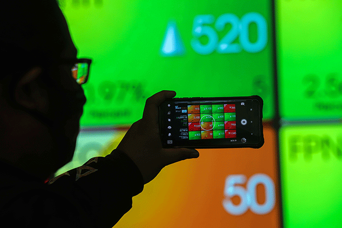 Layar menampilkan pergerakan Indeks Harga Saham Gabungan (IHSG) di gedung Bursa Efek Indonesia, Jakarta, Senin (21/2/2022).