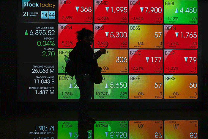 Layar menampilkan pergerakan Indeks Harga Saham Gabungan (IHSG) di gedung Bursa Efek Indonesia, Jakarta, Senin (21/2/2022).