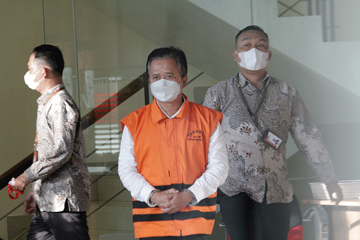 Tersangka Kepala Dinas Perumahan, Kawasan Permukiman dan Pertanahan Kota Bekasi nonaktif, Jumhana Luthfi usai menjalani pemeriksaan di Gedung KPK.