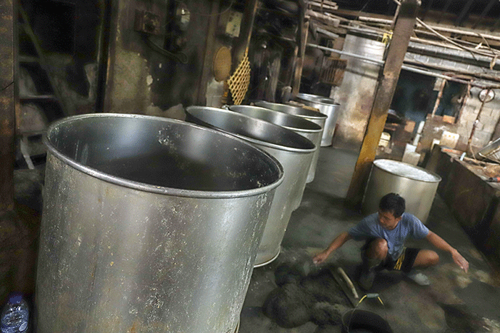 Suasana tanpa aktivitas produksi pada salah satu pabrik tempe dan tahu di kawasan Duren Tiga, Jakarta Selatan, Senin (21/2/2022).