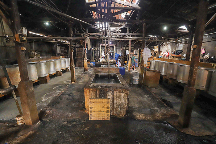 Suasana tanpa aktivitas produksi pada salah satu pabrik tempe dan tahu di kawasan Duren Tiga, Jakarta Selatan, Senin (21/2/2022).