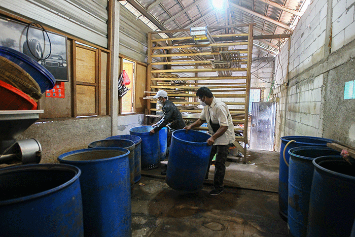 Suasana tanpa aktivitas produksi di salah satu pabrik tempe kawasan Cimanggis, Depok, Jawa Barat, Senin (21/2/2022).