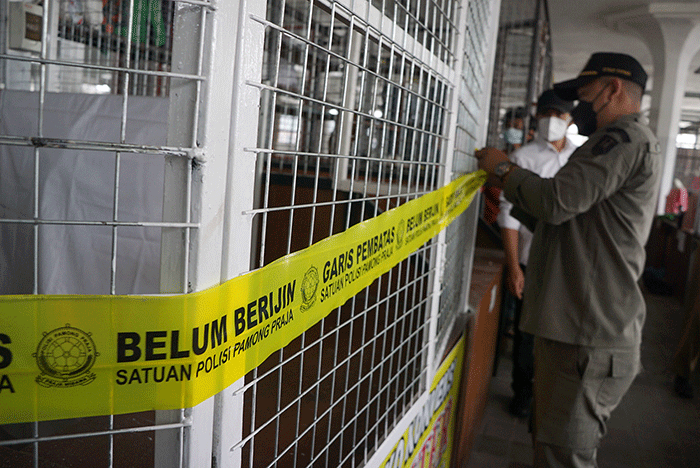 Petugas Satpol PP Kota Semarang menyegel 109 lapak pedagang di Pasar Johar Semarang, Jawa Tengah, Senin (21/2/2022).