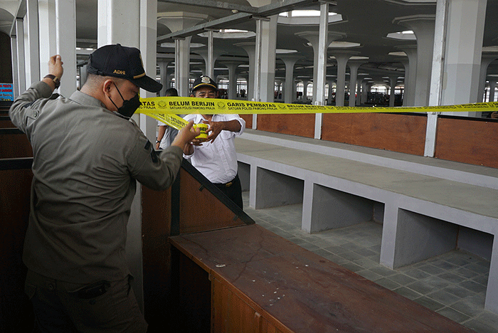 Petugas Satpol PP Kota Semarang menyegel 109 lapak pedagang di Pasar Johar Semarang, Jawa Tengah, Senin (21/2/2022).