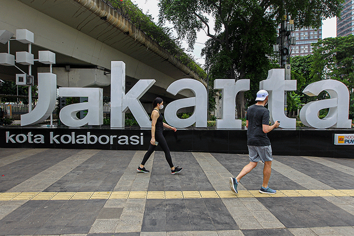 Warga bersepeda di Jalan Jenderal Sudirman, Jakarta, Minggu (20/2/2022).