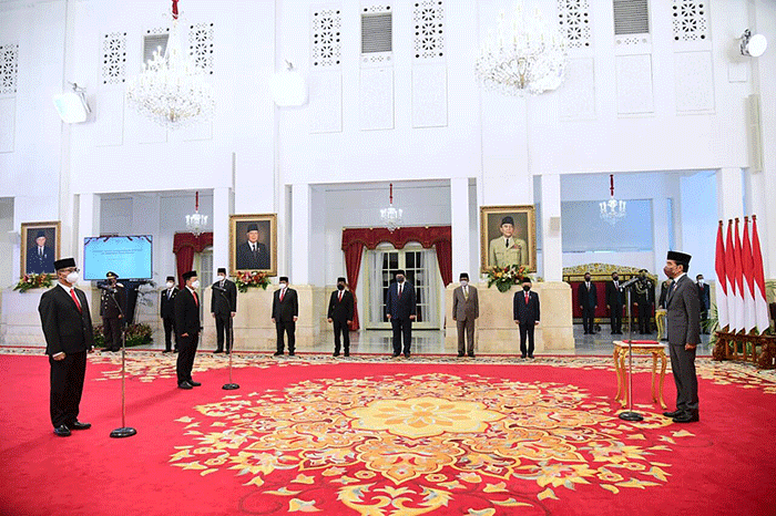 Presiden Joko Widodo melantik Gubernur Lemhannas Republik Indonesia dan Kepala Badan Pangan Nasional di Istana Negara, Jakarta.