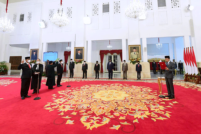 Presiden Joko Widodo melantik Gubernur Lemhannas Republik Indonesia dan Kepala Badan Pangan Nasional di Istana Negara, Jakarta.