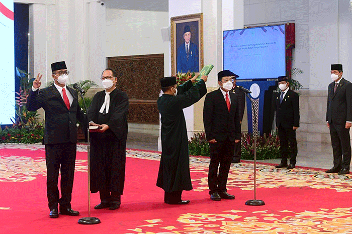 Presiden Joko Widodo melantik Gubernur Lemhannas Republik Indonesia dan Kepala Badan Pangan Nasional di Istana Negara, Jakarta.