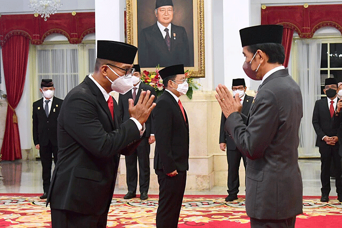 Presiden Joko Widodo melantik Gubernur Lemhannas Republik Indonesia dan Kepala Badan Pangan Nasional di Istana Negara, Jakarta.
