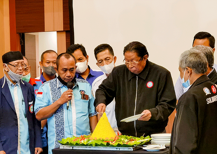 Wakil Ketua KSPSI Matias Tambing (tengah) bersama pengurus memberikan keterangan disela HUT ke-49 dan Kongres X KSPSI di Jakarta, Minggu (20/2/2022).