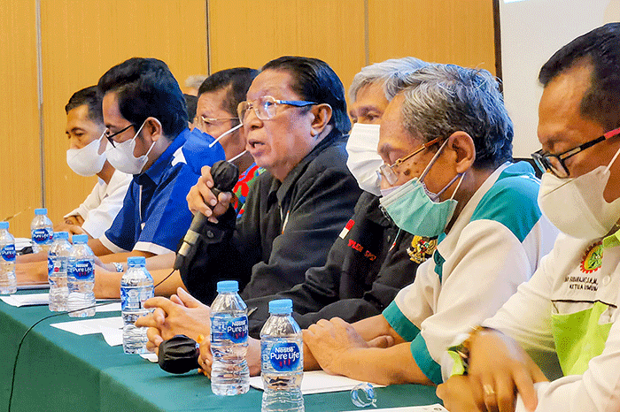 Wakil Ketua KSPSI Matias Tambing (tengah) bersama pengurus memberikan keterangan disela HUT ke-49 dan Kongres X KSPSI di Jakarta, Minggu (20/2/2022).