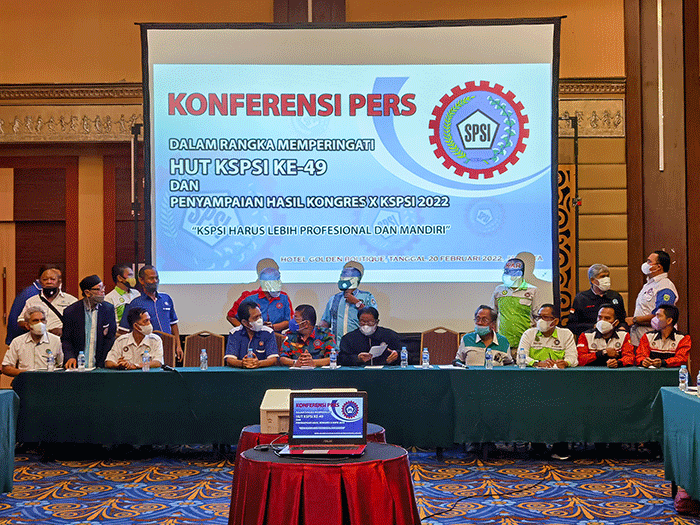 Wakil Ketua KSPSI Matias Tambing (tengah) bersama pengurus memberikan keterangan disela HUT ke-49 dan Kongres X KSPSI di Jakarta, Minggu (20/2/2022).