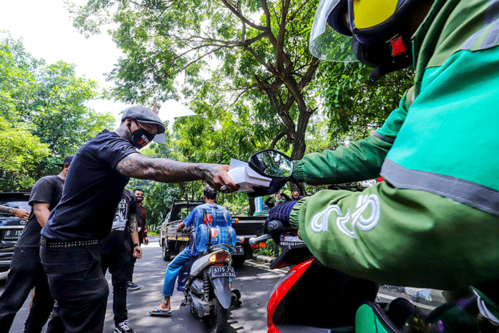 Sejumlah penggemar musisi Jerinx SID dan band Superman Is Dead (SID), Outsider menggelar aksi solidaritas.