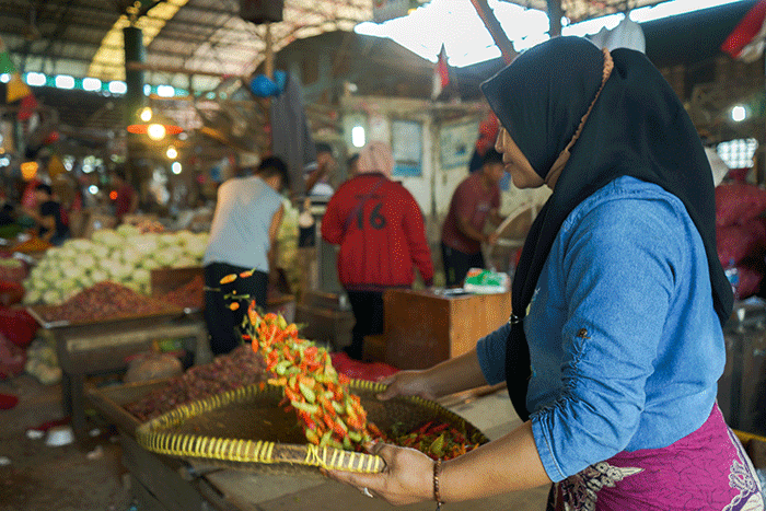 Pedagang saat merapihkan cabai rawit merah di Pasar Induk Kramat Jati, Jakarta Timur, Selasa (22/2/2022).