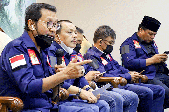 Ketua Umum DPP Konfederasi Serikat Pekerja Seluruh Indonesia (KSPSI) Yorrys Raweyai (tengah) memberikan keterangan mengenai penyelenggaraan Kongres X KSPSI.
