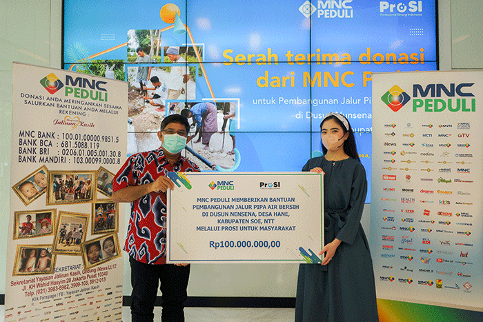 Ketua MNC Peduli Jessica Tanoesoedibjo (kanan) menyerahkan donasi secara simbolis ke Ketua Yayasan Prosi Yusak Mangara Siahaan.
