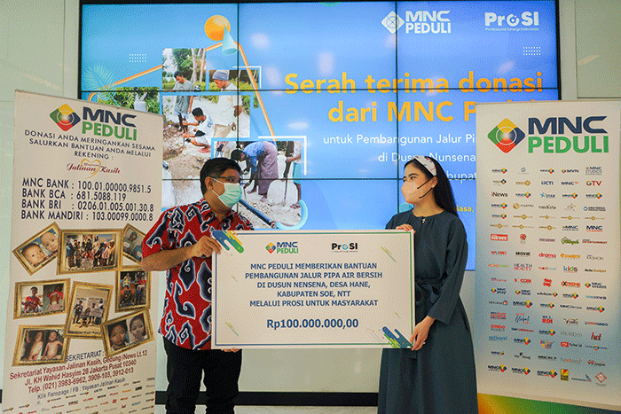 Ketua MNC Peduli Jessica Tanoesoedibjo (kanan) menyerahkan donasi secara simbolis ke Ketua Yayasan Prosi Yusak Mangara Siahaan.