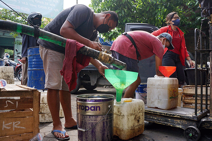 Sejumlah pedagang dan warga mendatangi Operasi Pasar Minyak Goreng di kawasan Jalan Peres Semarang, Jawa Tengah, Senin (21/2/2022).
