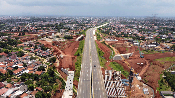 Foto drone area pembangunan simpang susun krukut di kawasan tol desari, Depok, Jawa Barat, Selasa (22/2/2022).