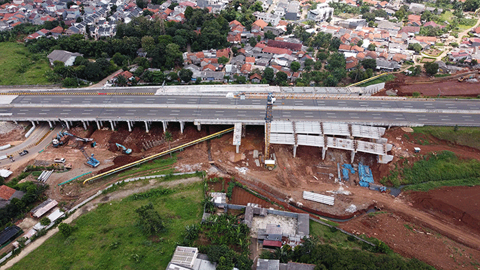 Foto drone area pembangunan simpang susun krukut di kawasan tol desari, Depok, Jawa Barat, Selasa (22/2/2022).