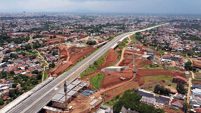 Foto drone area pembangunan simpang susun krukut di kawasan tol desari, Depok, Jawa Barat, Selasa (22/2/2022).