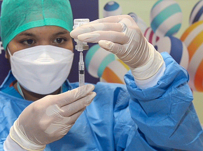 Tenaga Kesehatan menyuntikan vaksin booster Pfizer dan Astrazeneca ke warga untuk mencegah penyebaran Covid-19 di Depok, Jawa Barat, Senin (21/2/2022).