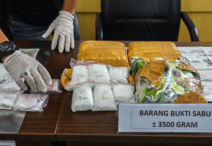 Kepala BNNP Sumsel Brigjen Pol Djoko Prihadi menunjukan barang bukti sabu seberat 3,5 Kg.