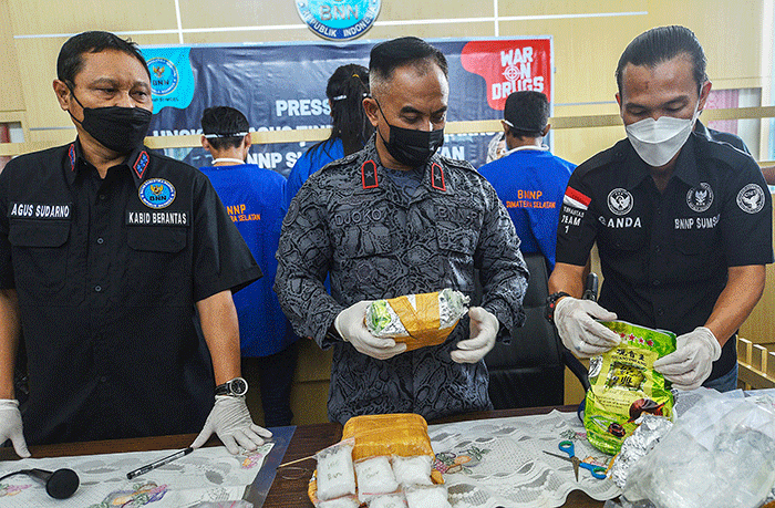 Kepala BNNP Sumsel Brigjen Pol Djoko Prihadi menunjukan barang bukti sabu seberat 3,5 Kg.