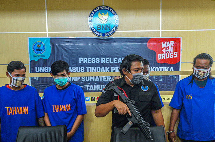 Kepala BNNP Sumsel Brigjen Pol Djoko Prihadi menunjukan barang bukti sabu seberat 3,5 Kg.