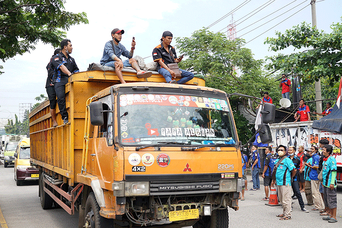Ratusan sopir truk yang tergabung dalam aliansi pengemudi independen (API) menggelar unjuk rasa di depan Kantor Dinas Perhubungan Provinsi Jawa Tengah.