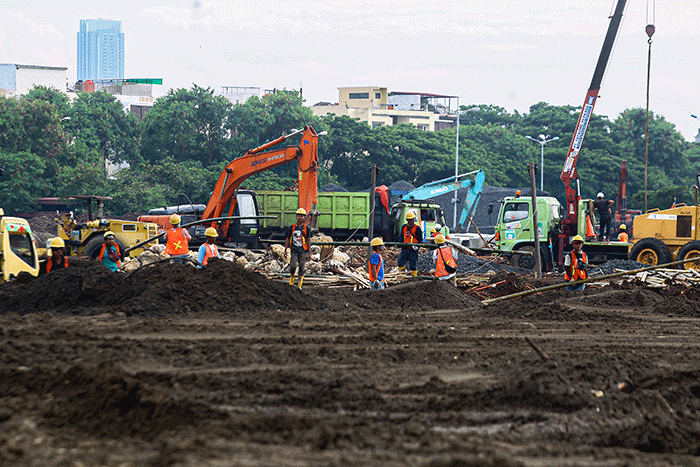Pekerja proyek menyelesaikan pembangunan Sirkuit Formula E di kawasan Taman Impian Jaya Ancol, Jakarta Utara, Rabu (23/2/2022).