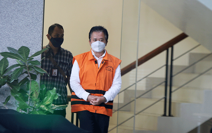 Tersangka Kepala Dinas Perumahan, Kawasan Permukiman dan Pertanahan Kota Bekasi nonaktif Jumhana Luthfi, usai menjalani pemeriksaan di Gedung KPK.