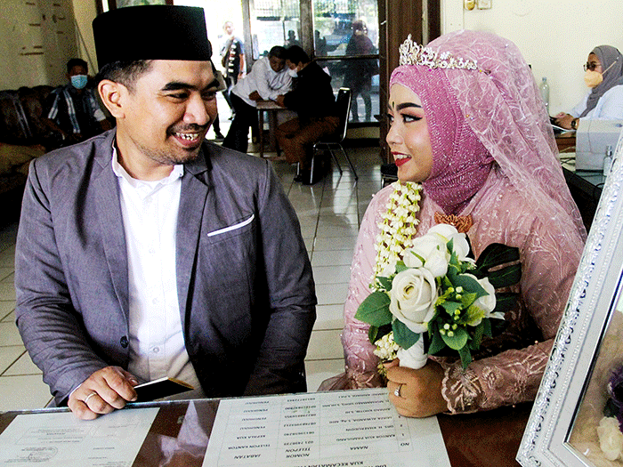 Sejumlah pasangan melaksanakan akad nikah pada tanggal yang dianggap cantik 22022022 di Kantor Urusan Agama, Tangerang Selatan, Selasa (22/2/2022).