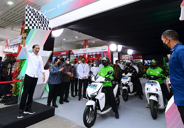 Presiden Joko Widodo menegaskan bahwa pemerintah terus berupaya mewujudkan transformasi energi menuju energi baru terbarukan (EBT), termasuk kendaraan listrik.