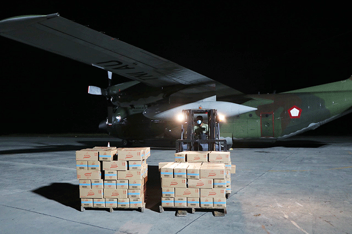 TNI AU membantu distribusi minyak goreng untuk masyarakat Papua.