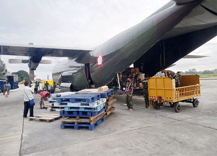TNI AU membantu distribusi minyak goreng untuk masyarakat Papua.