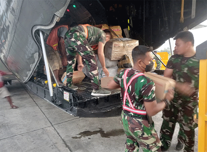 TNI AU membantu distribusi minyak goreng untuk masyarakat Papua.