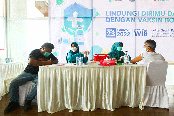 Vaksinator menyuntikkan vaksin Covid-19 kepada warga di Lotte Grosir, Jakarta, Rabu, (23/2/2022).