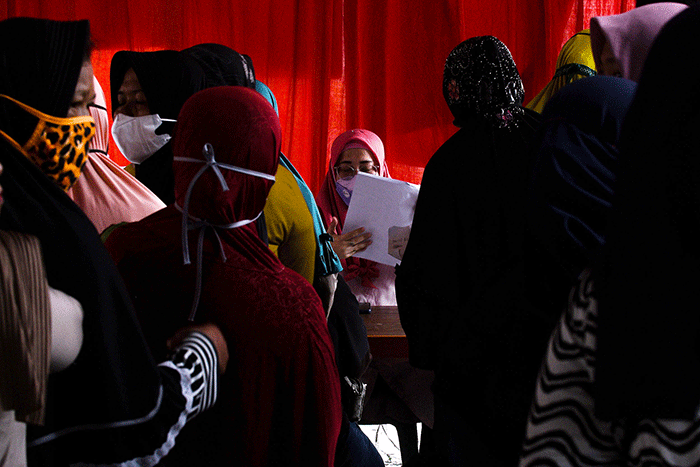 Warga Kota Palembang mulai mencairan Bantuan Sosial Sembako (BSS) dari Pemerintah Republik Indonesia melalui Kementerian Sosial.