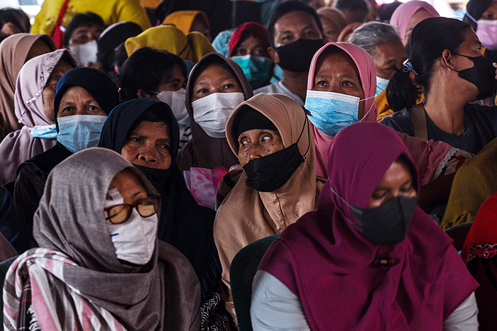 Warga Kota Palembang mulai mencairan Bantuan Sosial Sembako (BSS) dari Pemerintah Republik Indonesia melalui Kementerian Sosial.