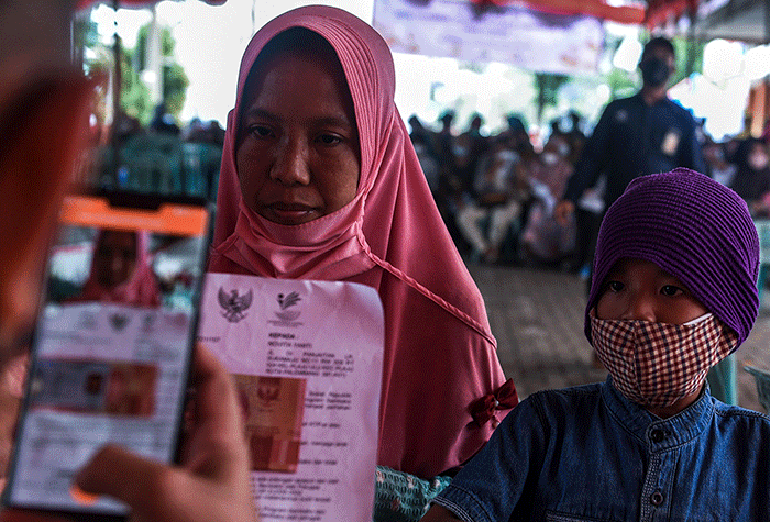 Warga Kota Palembang mulai mencairan Bantuan Sosial Sembako (BSS) dari Pemerintah Republik Indonesia melalui Kementerian Sosial.