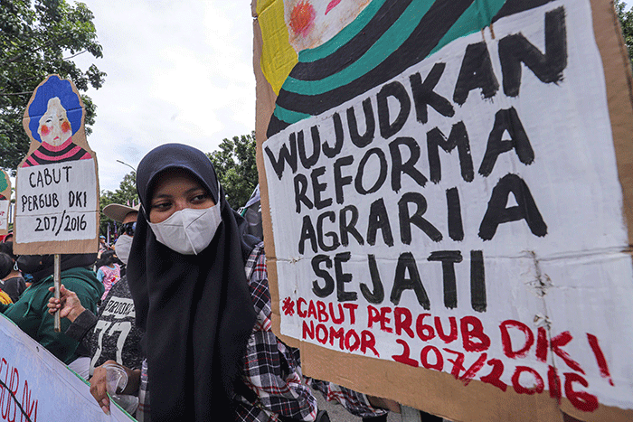 Sejumlah massa yang tergabung dalam Koalisi Rakyat Menolak Penggusuran (KRMP) melakukan aksi di depan Balaikota DKI Jakarta, Kamis (24/2/2022).
