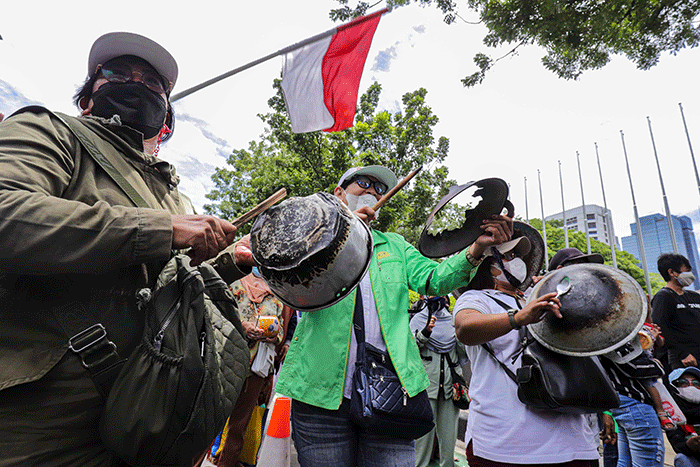 Sejumlah massa yang tergabung dalam Koalisi Rakyat Menolak Penggusuran (KRMP) melakukan aksi di depan Balaikota DKI Jakarta, Kamis (24/2/2022).