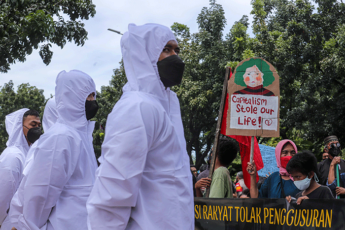 Sejumlah massa yang tergabung dalam Koalisi Rakyat Menolak Penggusuran (KRMP) melakukan aksi di depan Balaikota DKI Jakarta, Kamis (24/2/2022).