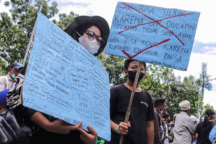 Sejumlah massa yang tergabung dalam Koalisi Rakyat Menolak Penggusuran (KRMP) melakukan aksi di depan Balaikota DKI Jakarta, Kamis (24/2/2022).