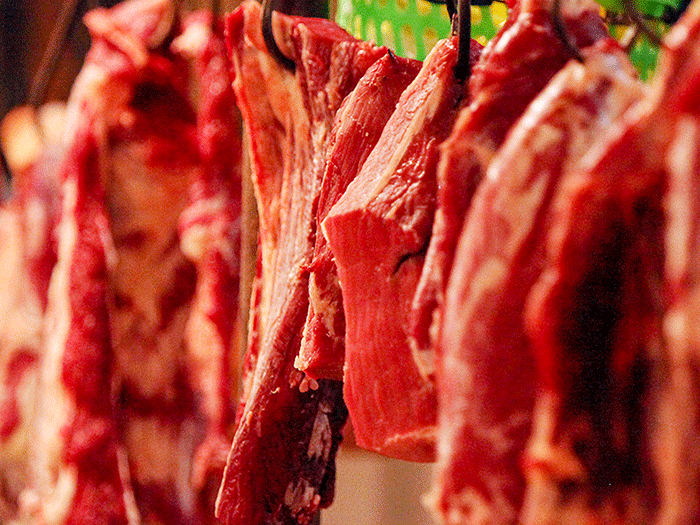 Pedagang daging sapi saat melayani pembeli di pasar kebayoran lama, Jakarta Selatan, Rabu (23/2/2022).