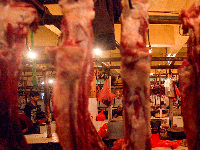 Pedagang daging sapi saat melayani pembeli di pasar kebayoran lama, Jakarta Selatan, Rabu (23/2/2022).