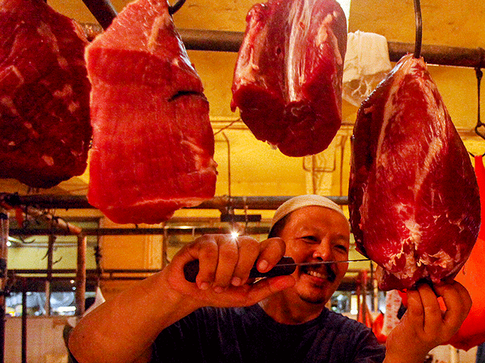 Pedagang daging sapi saat melayani pembeli di pasar kebayoran lama, Jakarta Selatan, Rabu (23/2/2022).
