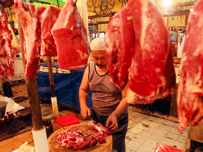 Pedagang daging sapi saat melayani pembeli di pasar kebayoran lama, Jakarta Selatan, Rabu (23/2/2022).